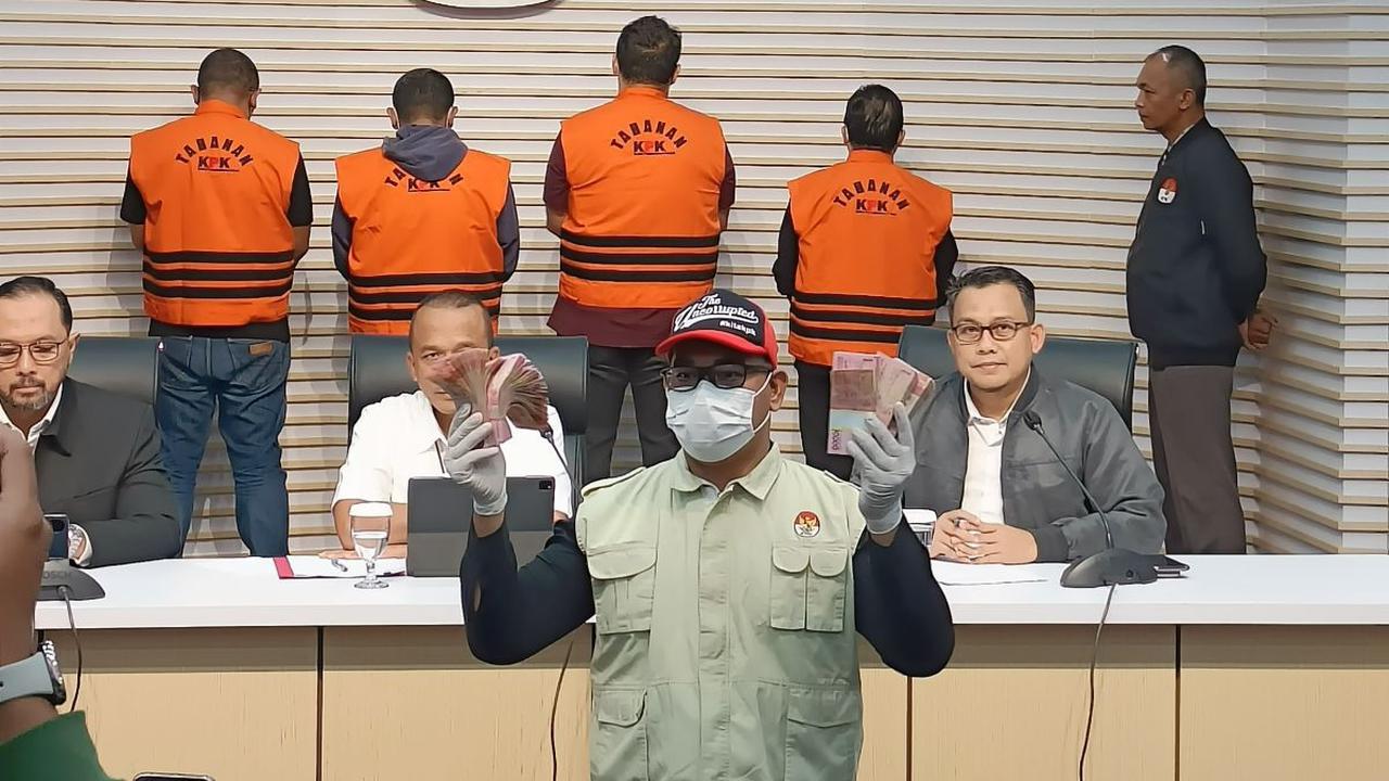 "Telah terjadi penyerahan uang pada AKDS dan PJ sejumlah total Rp475 juta dan hal ini merupakan bukti permulaan awal untuk segera didalami serta dikembangkan," ucap Rudi.<br>