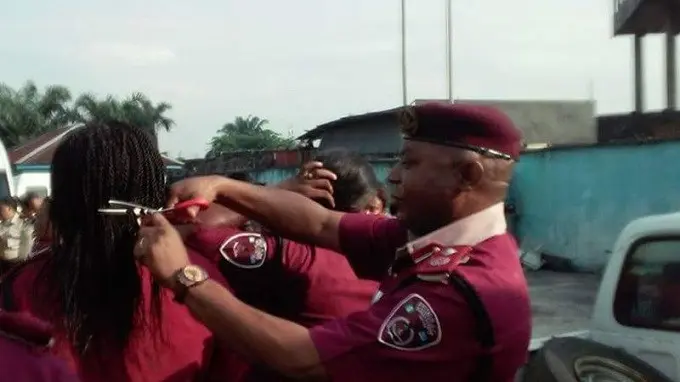 Komandan FRSC Nigeria Memotong Rambut Anak Buah Perempuannya (FRSC Rivers State/Facebook)
