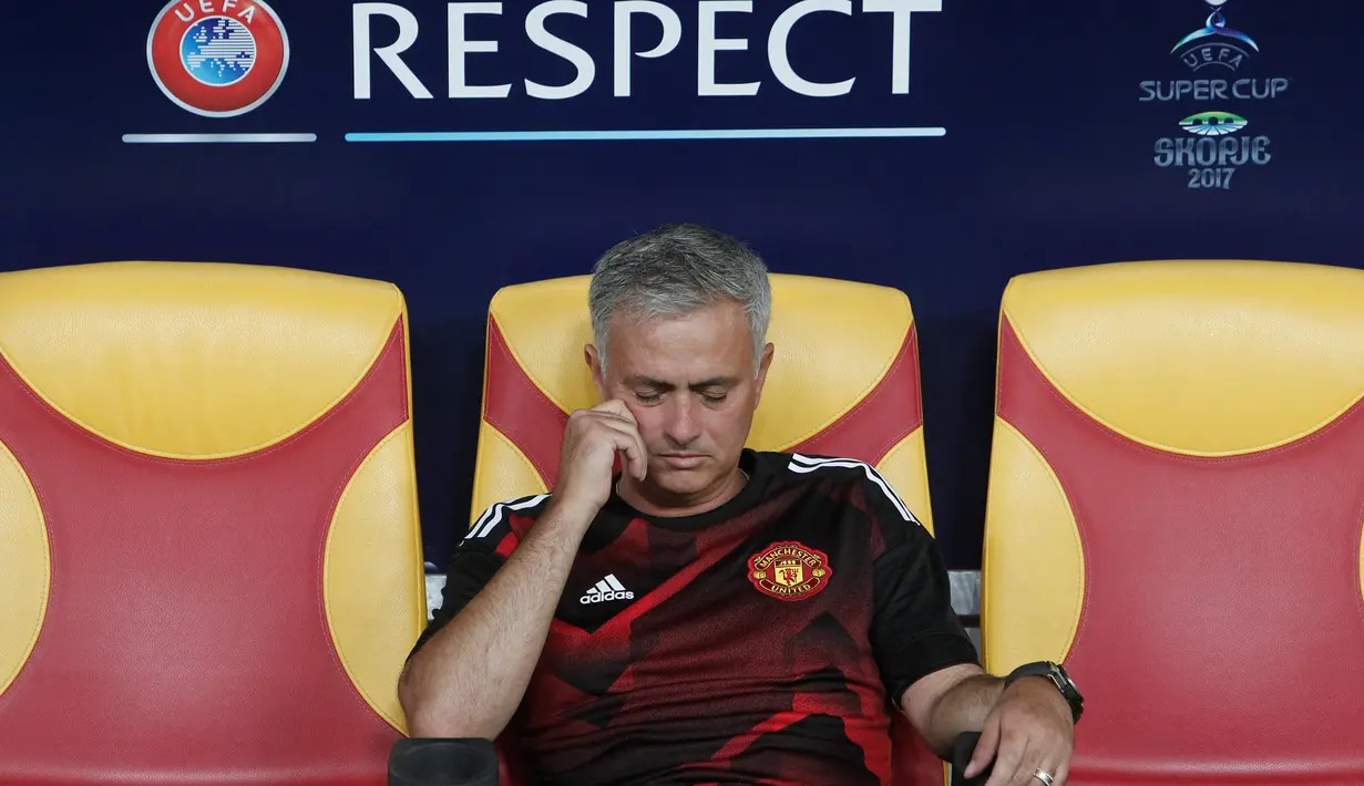 Pelatih Manchester United (MU), Jose Mourinho duduk termenung usai tim asuhannya takluk 1-2 dari Real Madrid pada Piala Super Eropa di Skopje, Macedonia, Selasa (8/8). MU gagal membawa pulang trofi Piala Super Eropa 2017. (AP Photo/Boris Grdanoski)