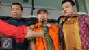 Kakak Saipul Jamil, Samsul Hidayatullah (tengah) keluar dari Gedung KPK, Jakarta, Kamis (11/8). Kasus dugaan suap pengurangan vonis Saipul Jamil siap disidangkan karena dinyatakan p21. (Liputan6.com/Helmi Afandi)