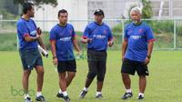 Pelatih Rahmad Darmawan saat berkoordinasi dengan ketiga asistennya (Kurnia Sandy, Rasiman, dan Satia Bagdja) saat latihan T-Team di Lapangan Gong Badak, Kuala Terengganu, Malaysia, Selasa (26/01/2016). (Bola.com/Nicklas Hanoatubun)