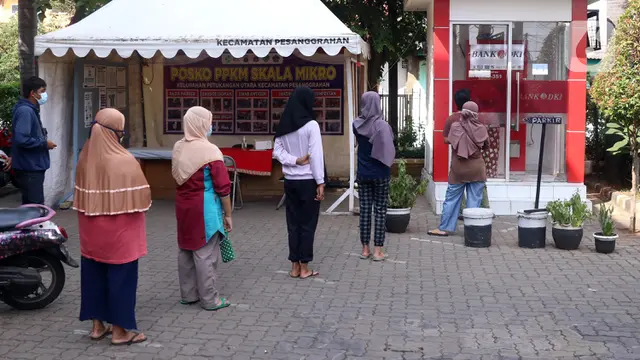 FOTO: Antrean Warga Cairkan Bantuan Sosial COVID-19