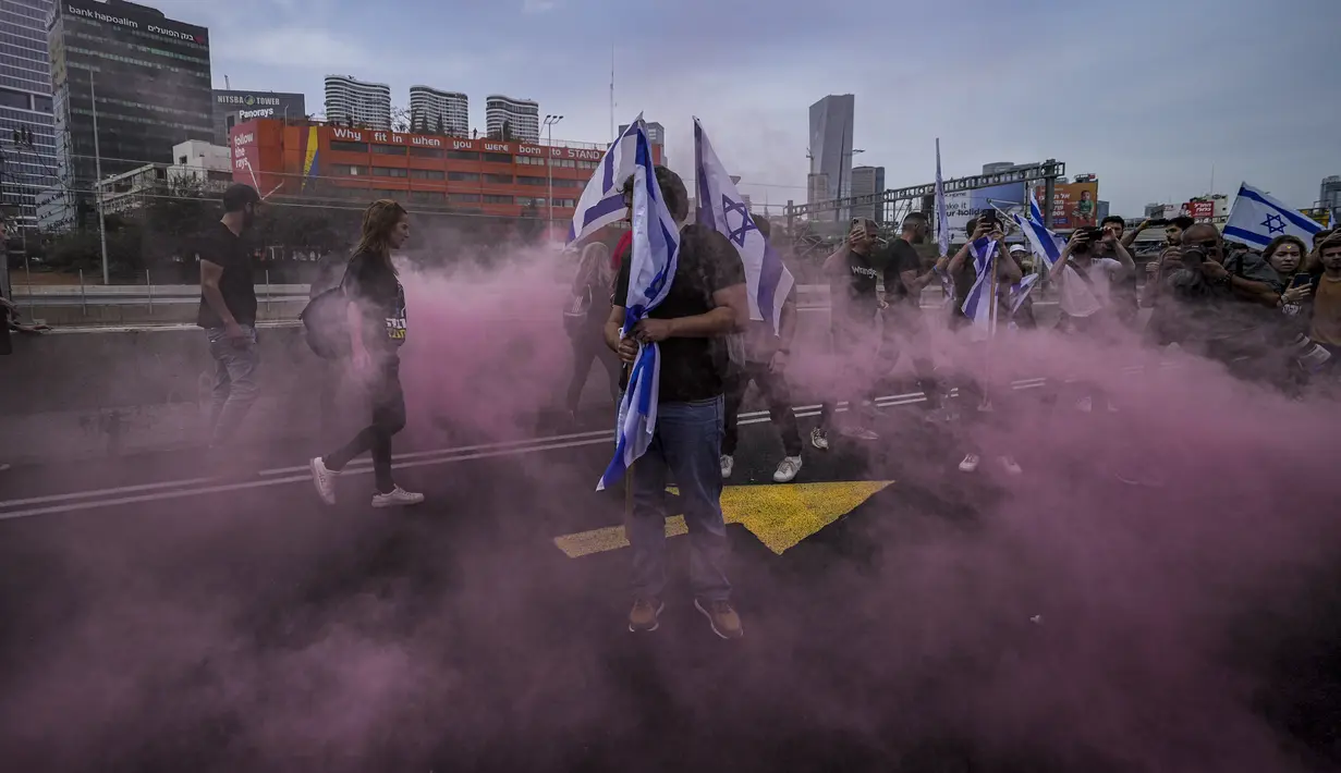 Polisi mengatakan mereka melakukan beberapa penangkapan di seluruh negeri. (AP Photo/Oded Balilty)