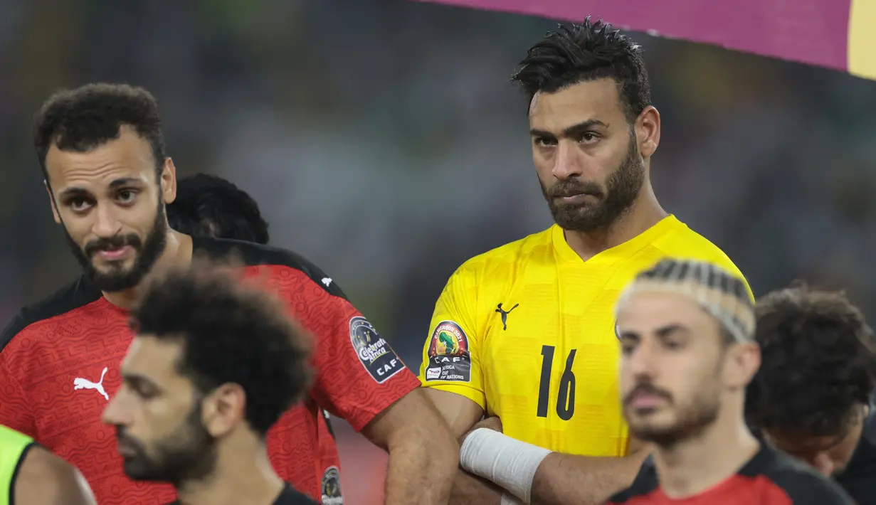 Reaksi kiper Mesir Mohamed Abogabal setelah kalah atas Senegal pada laga final Piala Afrika 2021 di Paul Biya Stadium, Senin (07/02/2022) dini hari WIB. Senegal berhasil menjuarai Piala Afrika 2021 setelah menang 4-2 atas Mesir via adu penalti. (Kenzo TRIBOUILLARD / AFP)