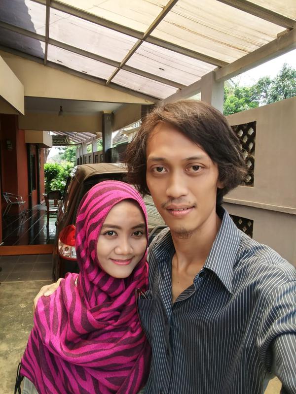 Agus Sukirno dan istrinya Chika Agustine