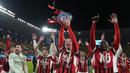 Sejumlah pemain AC Milan merayakan juara Piala Super Italia 2024/2025 setelah mengalahkan Inter Milan pada laga final yang berlangsung di Al-Awwal Park, Riyadh, Arab Saudi, Senin (06/01/2025) waktu setempat. (AFP/Fayez Nureldine)