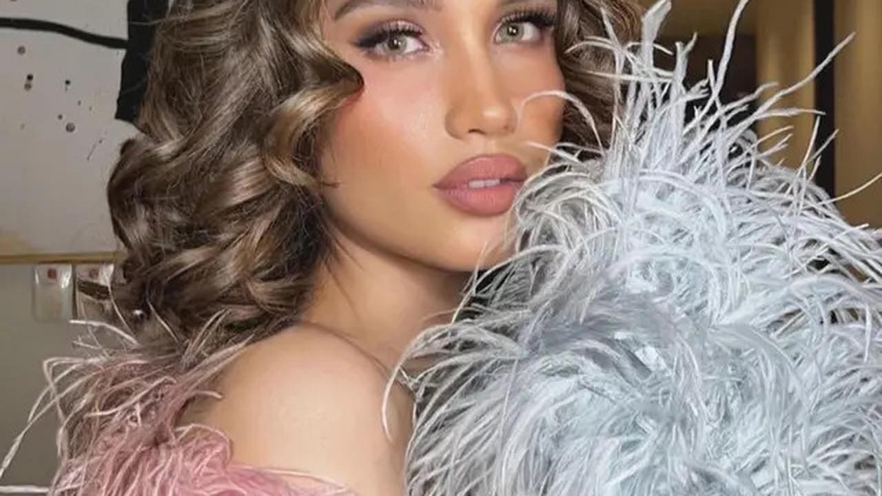 6 Gaya Cinta Laura Bergaun Mini dan Selendang Bulu di JFW 2025, Bak Model Victoria's Secret