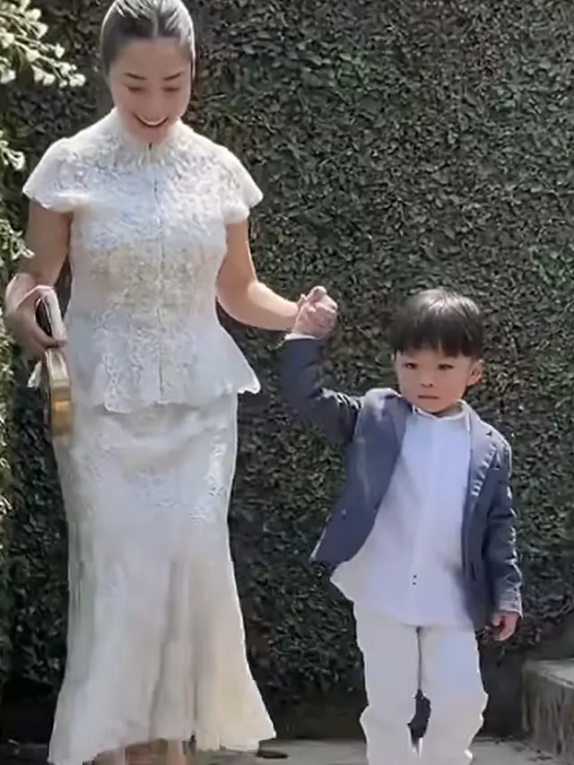 Nikita Willy saat Kondangan pakai baju putih. [@kapannikahwo]