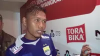 Bek Persib Bandung, Tony Sucipto siap meladeni Sriwijaya FC yang diperkuat tujuh mantan pemain Maung Bandung.