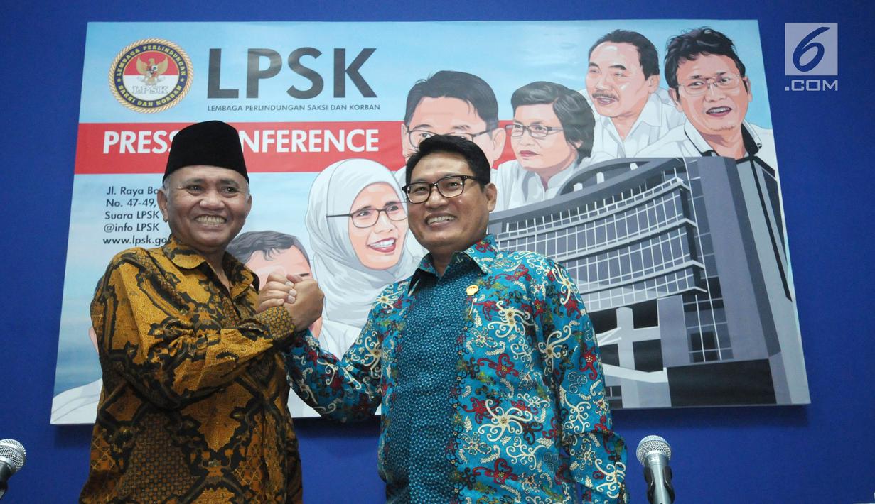 Ketua KPK Agus Rahardjo (kiri) bersalaman dengan Ketua LPSK Abdul Haris Semendawai usai memberi keterangan terkait nota kesepahaman, Jakarta, Selasa (17/4). LPSK dan KPK memperbarui kerja sama perlindungan saksi Tipikor. (Liputan6.com/Helmi Fithriansyah)