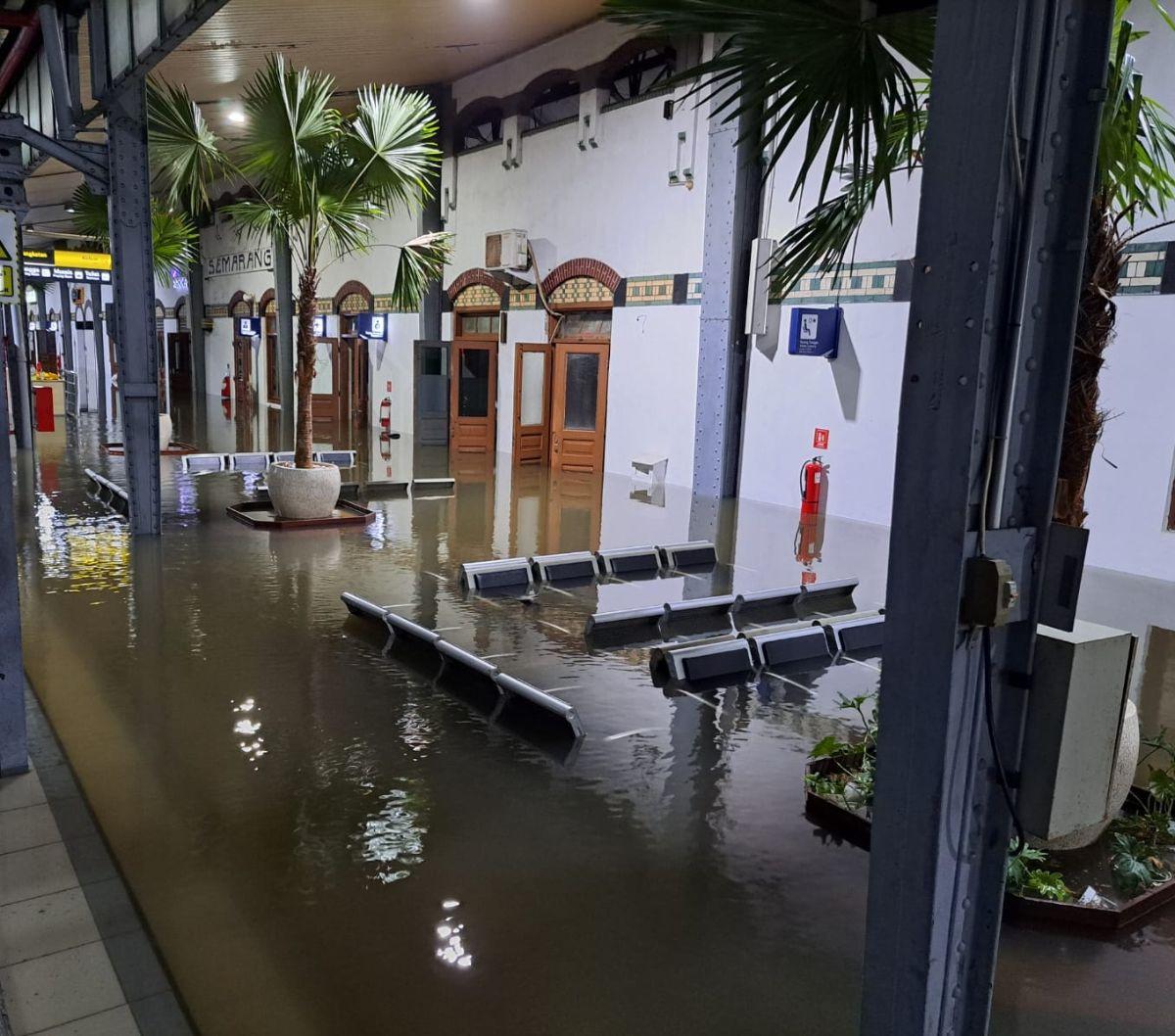 Banjir tampak merendam ruang tunggu penumpang di Stasiun Tawang, Semarang, Jawa Tengah, Kamis (14/3/2024). Curah hujan tinggi yang mengguyur sejak Rabu (13/3) hingga Kamis (14/3) dini hari menyebabkan banjir di sejumlah titik di Semarang.&nbsp;Foto: Merde