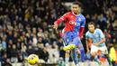 Pemain Crystal Palace, Michael Olise, melepaskan tendangan penalti ke gawang Manchester City dalam duel pekan ke-17 Liga Inggris 2023/2024 di Stadion Etihad, Sabtu (16/12/2023). (AP Photo/Dave Thompson)