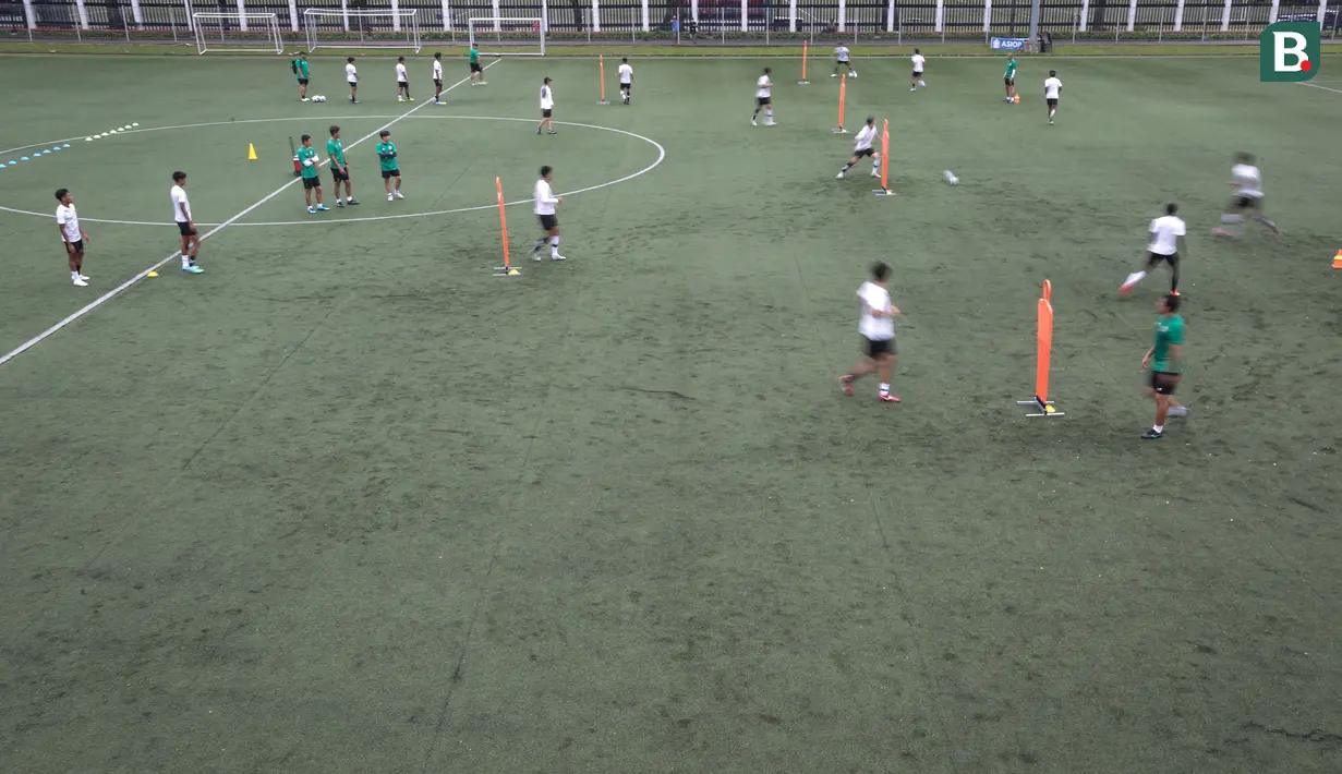 <p>Pemain Timnas Indonesia U-20 melakukan latihan terbuka untuk Piala Asia U-20 2023 di Lapangan C, Kompleks Stadion Utama Gelora Bung Karno (SUGBK), Jakarta, Rabu (08/02/2023). Ajang ini akan berlangsung pada 1 Maret 2023 mendatang. (Bola.com/Bagaskara Lazuardi)</p>
