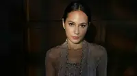 Pevita Pearce tampil anggun saat hadiri acara pernikahan adik sang kekasih, Arsyah Rasyid. Bintang film Sri Asih itu kenakan kebaya kutubaru warna ungu dengan kain jarik. (FOTO: Instagram/pevitapearce).