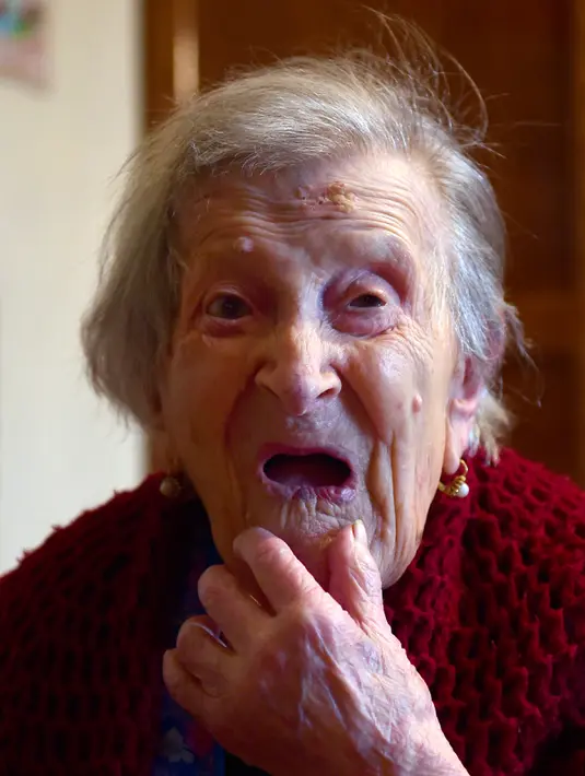 Emma Morano (116) ketika ditemui fotografer AFP di Verbania, Italia Utara, 14 Mei 2016. Emma Morano adalah orang tertua di Italia, dan orang terakhir yang lahir di abad ke-19 yang masih hidup (29 November 1899). (Olivier MORIN/AFP)