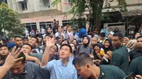 Calon wakil presiden (cawapres) nomor urut 2 Gibran Rakabuming Raka menyambangi Rusun Cilincing, Jakarta Utara dan menghadiri deklarasi dukungan dari Buruh Pelabuhan Seluruh Indonesia di lokasi sama, Sabtu (9/12/2023). (Liputan6.com/Lizsa Egeham)