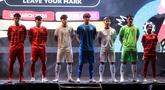 Sejumlah pemain Timnas sepak bola dan Timnas futsal Indonesia berpose dengan mengenakan jersey terbaru pabrikan aparel Kelme dalam acara Leave Your Mark Fest 2026 di Plaza Utara Stadion Utama Gelora Bung Karno, SUGBK, Senayan, Jakarta, Kamis (12/03/2026) malam WIB. (Bola.com/Bagaskara Lazuardi)