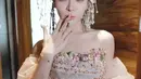 Ia mengenakan cheongsam nuansa baby pink lansiran @alethea_official.id. Cheongsam tersebut tampak indah dengan aksen bunga sebagai hiasan. [@cindyyuvia].