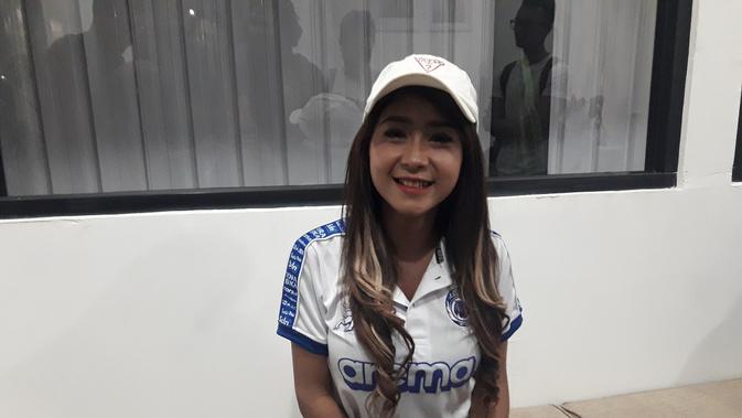 Fan Arema, Dwi Indah (23) bercita-cita ingin mendukung Arema di GBK (Liputan6.com/Luthfie Febrianto)