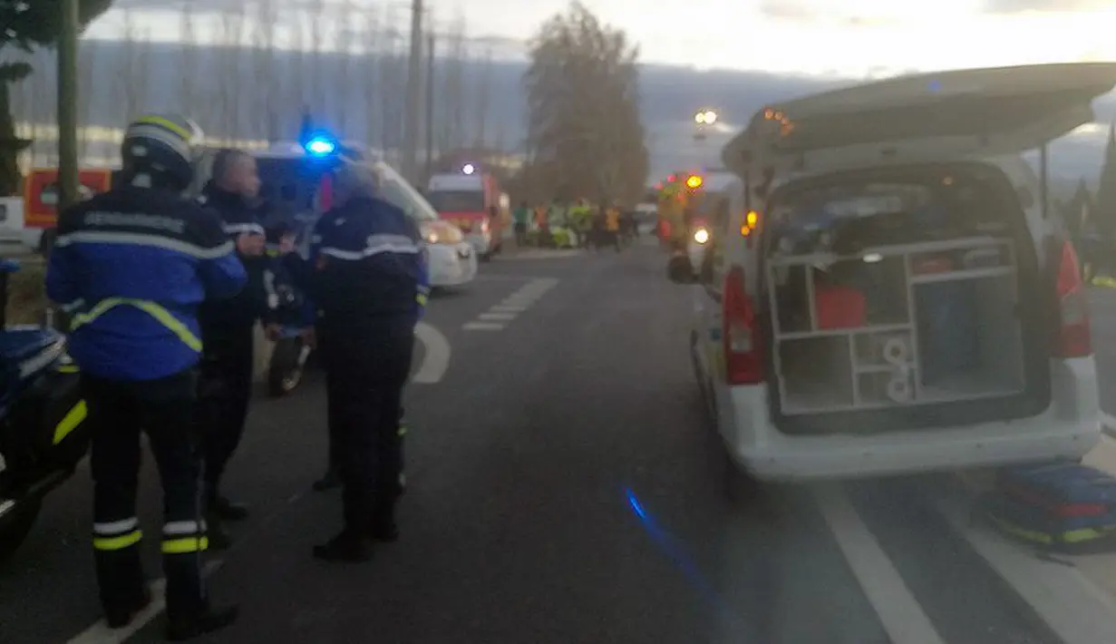 Petugas penyelamat dikerahkan ke lokasi kecelakaan maut antara sebuah kereta dengan bus sekolah di dekat Perpignan, Prancis selatan, Kamis (14/12). Diketahui, kereta tengah melaju dengan kecepatan 80 Km/jam saat kecelakaan terjadi. (France Bleu via AP)