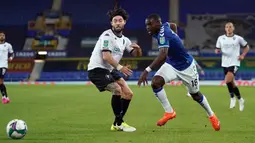 Bek Everton, Niels Nkounkou, berebut bola atas dengan gelandang Salford City, Richie Towell, pada laga Piala Inggris di Stadion Goodison Park, Kamis (17/9/2020) dini hari WIB. Everton menang 3-0 atas Salford City. (AFP/Jon Super/pool)