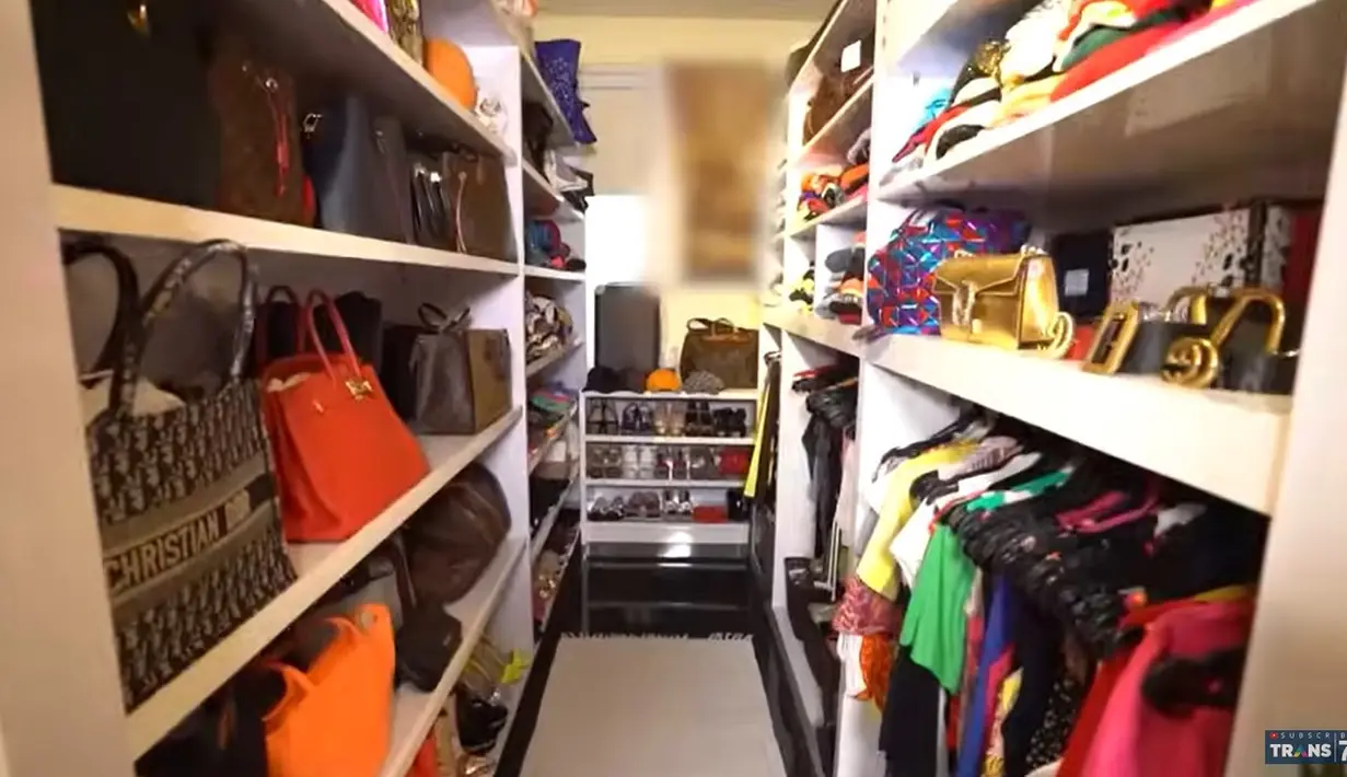 Kiki Fatmala memiliki walk in closet yang cukup luas menyimpan koleksi barang brandednya. Baik tas ataupun pakaian hingga sepatu dan alas kaki lainnya. [Youtube/TRANS7 OFFICIAL]