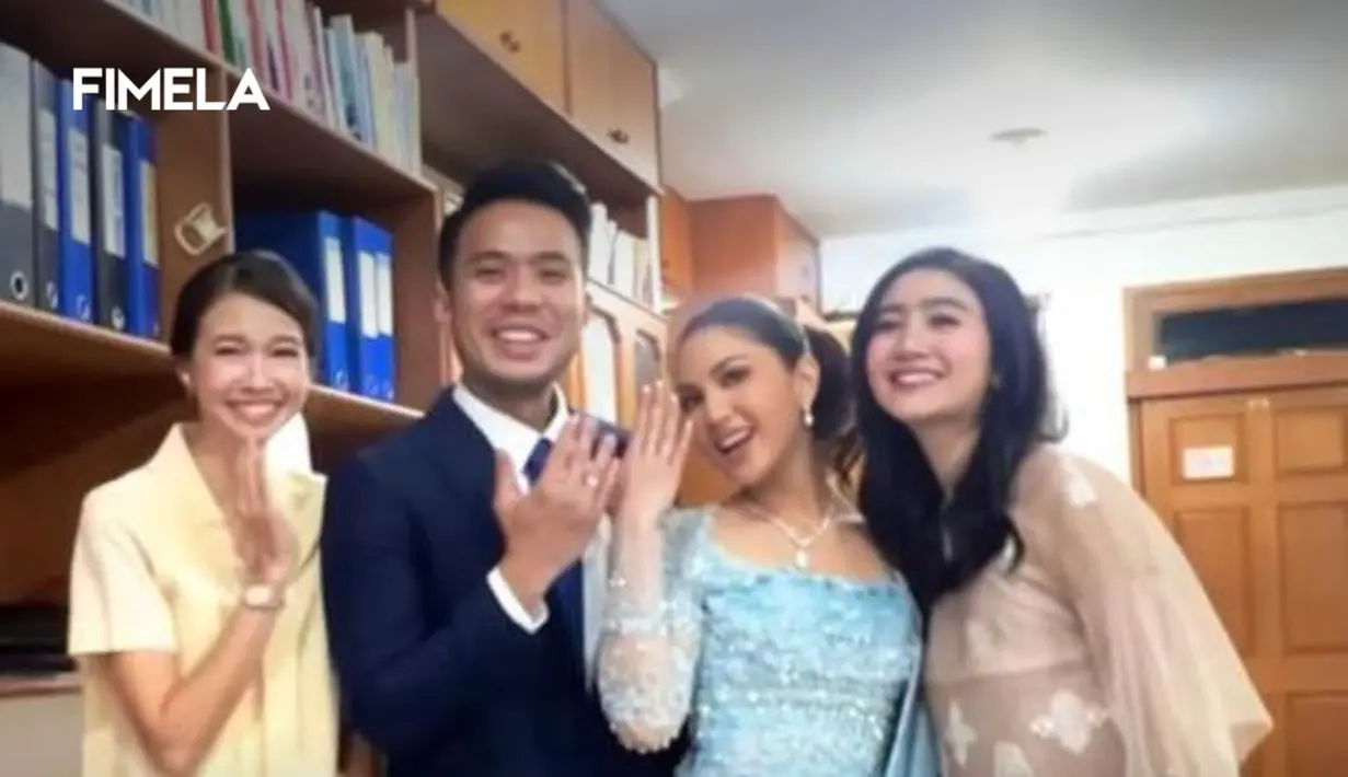 Dalam rangkaian pesta adat yang dijalani Jessica Mila, Yuki Kato dan Febby Rastanty tak kehilangan momennya. Mereka tampil dengan kebaya dan dress.