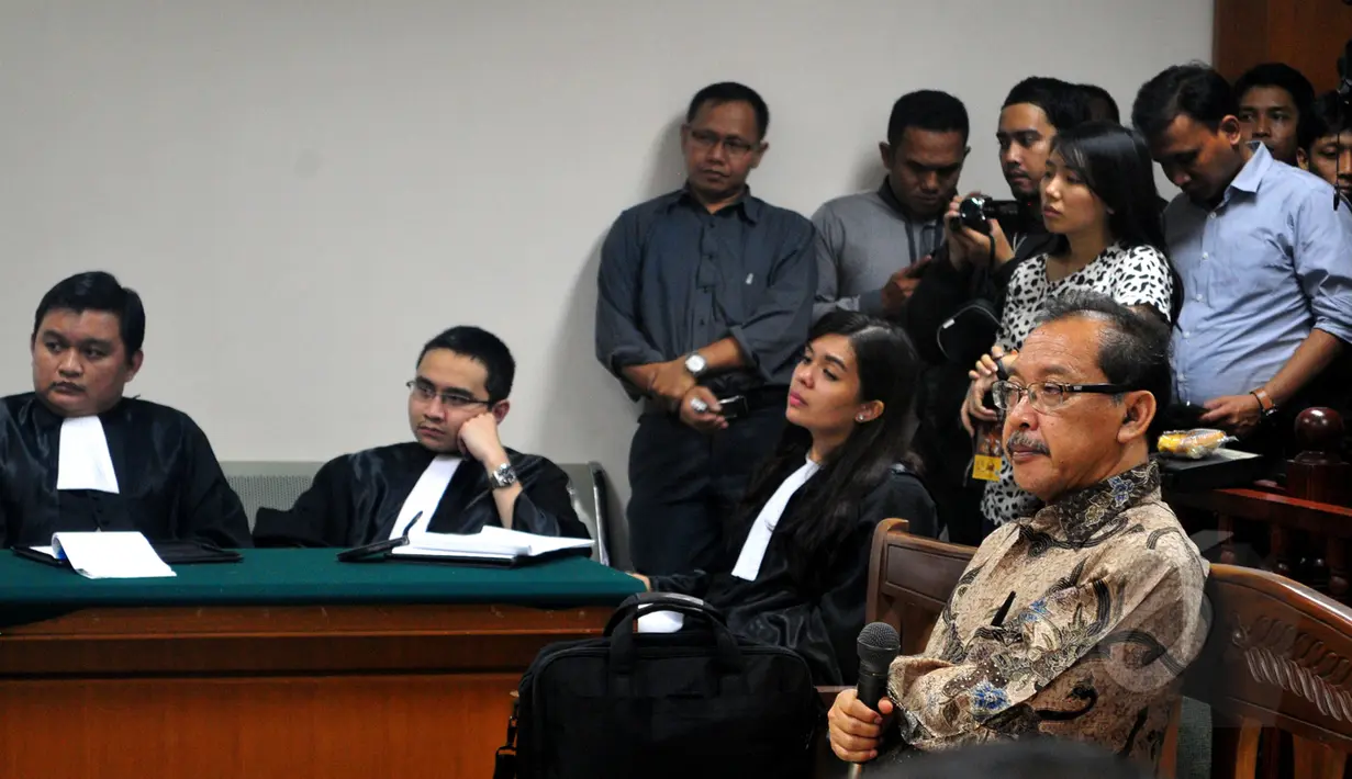 Terdakwa Direktur PT Media Karya Sentosa (MKS), Antonius Bambang Djatmiko saat mendengarkan bacaan vonis oleh Majelis Hakim di Pengadilan Tipikor, Jakarta, Senin (20/4/2015). (Liputan6.com/Yoppy Renato)