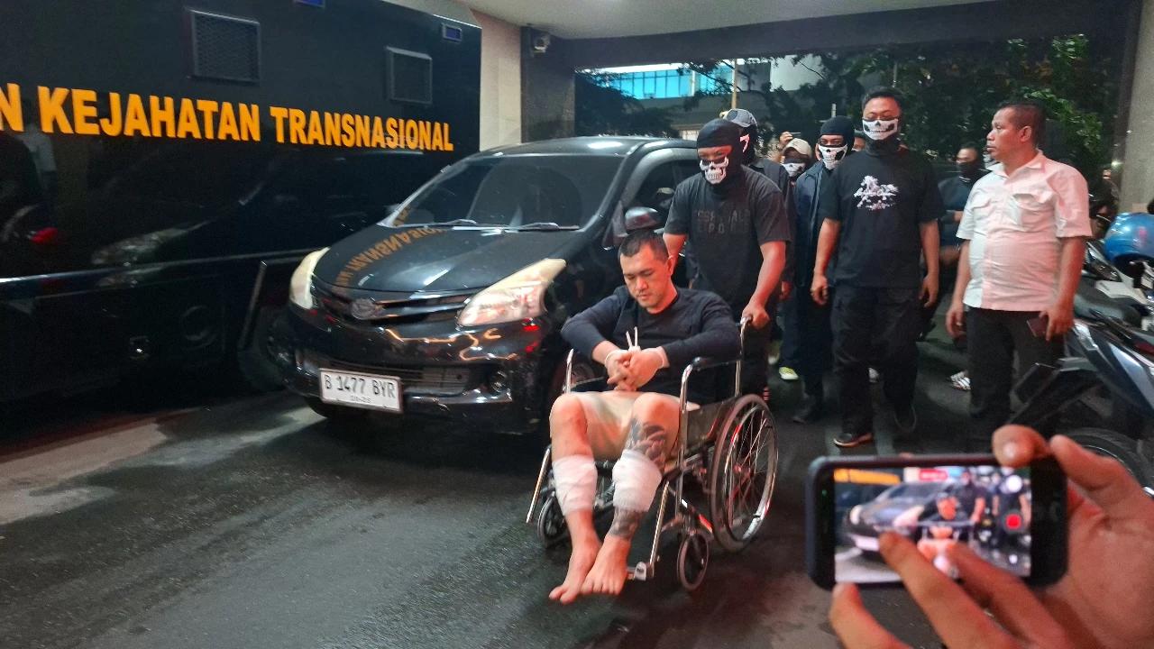 Dikawal Pria Bertopeng, Tangan Terikat Kabel Tis: Begini Penampakan The Doctor saat Tiba di Bareskrim