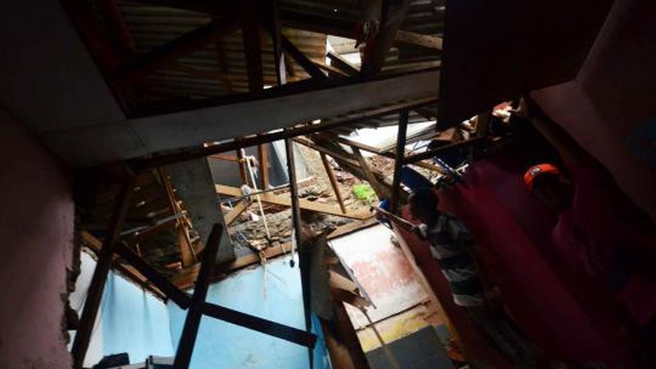 Tembok STIE PBM ambruk timpa 4 rumah warga