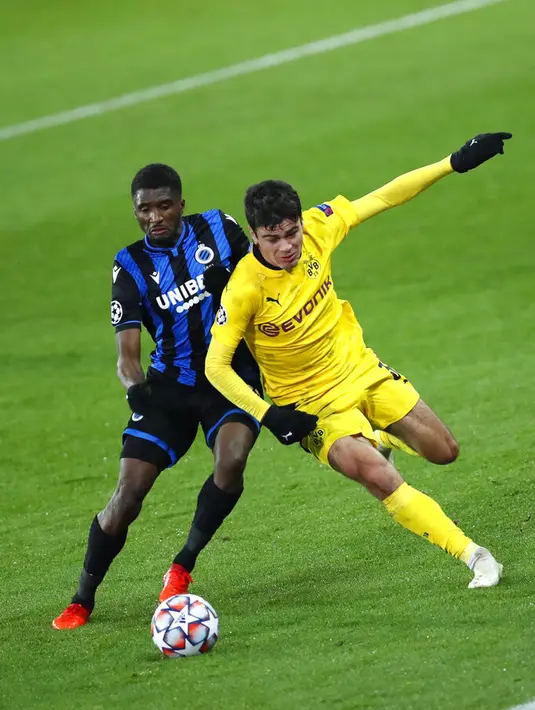 Pemain Brugge Clinton Mata (kiri) berebut bola dengan pemain Borussia Dortmund Giovanni Reyna pada pertandingan Grup F Liga Champions di Stadion Jan Breydel, Bruges, Belgia, Rabu (4/11/2020). Dortmund menang 3-0, Erling Haaland mencetak dua gol. (AP Photo/Francisco Seco)