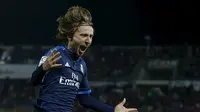 Luka Modric melakukan selebrasi setelah mencetak gol ke gawang Granada, Senin (8/2/2016) dini hari WIB. (Reuters/Juan Medina)