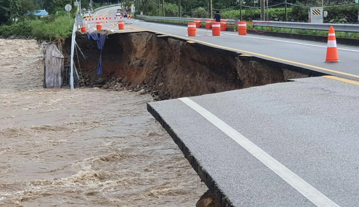 Foto yang diabadikan pada 7 September 2020 ini memperlihatkan sebuah jalan raya yang rusak di Wilayah Yangyang, Provinsi Gangwon, Korea Selatan. Topan Haishen mendarat di pesisir tenggara Korea Selatan pada Senin (7/9). (Xinhua/NEWSIS)