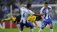 Casemiro dan Hector Herrera berusaha menjegal pemain Lille (MIGUEL RIOPA / AFP)