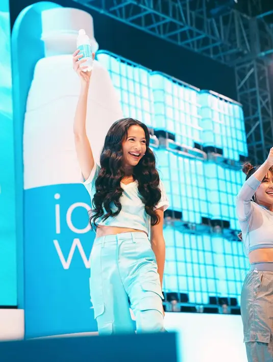 Penampilan Putri Marino disempurnakan dengan polesan makeup flawless yang berfokus pada eyeshadow biru di kelopak matanya oleh MUA Vague Skin. [Instagram/putrimarino]