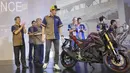 Valentino Rossi melihat motor baru Yamaha, Xabre, yang baru saja diluncurkan di The Mulia Resort, Bali, Selasa (26/1/2016). (Bola.com/Vitalis Yogi Trisna)
