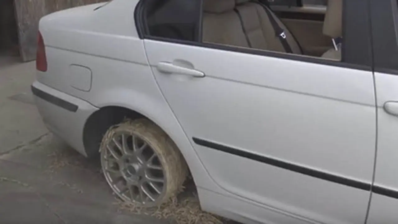 Ban mobil terbuat dari karet gelang.