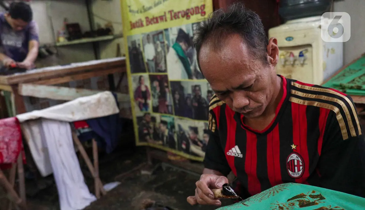 Pekerja menyelesaikan pembuatan batik betawi di industri rumahan kawasan Terogong, Jakarta Selatan, Selasa (2/8/2022). Usaha Mikro Kecil dan Menengah (UMKM) dinilai berperan penting sebagai critical engine dalam pemulihan perekonomian nasional dengan menggerakkan ekonomi rakyat hingga pada level terkecil. (Liputan6 com/Angga Yuniar)