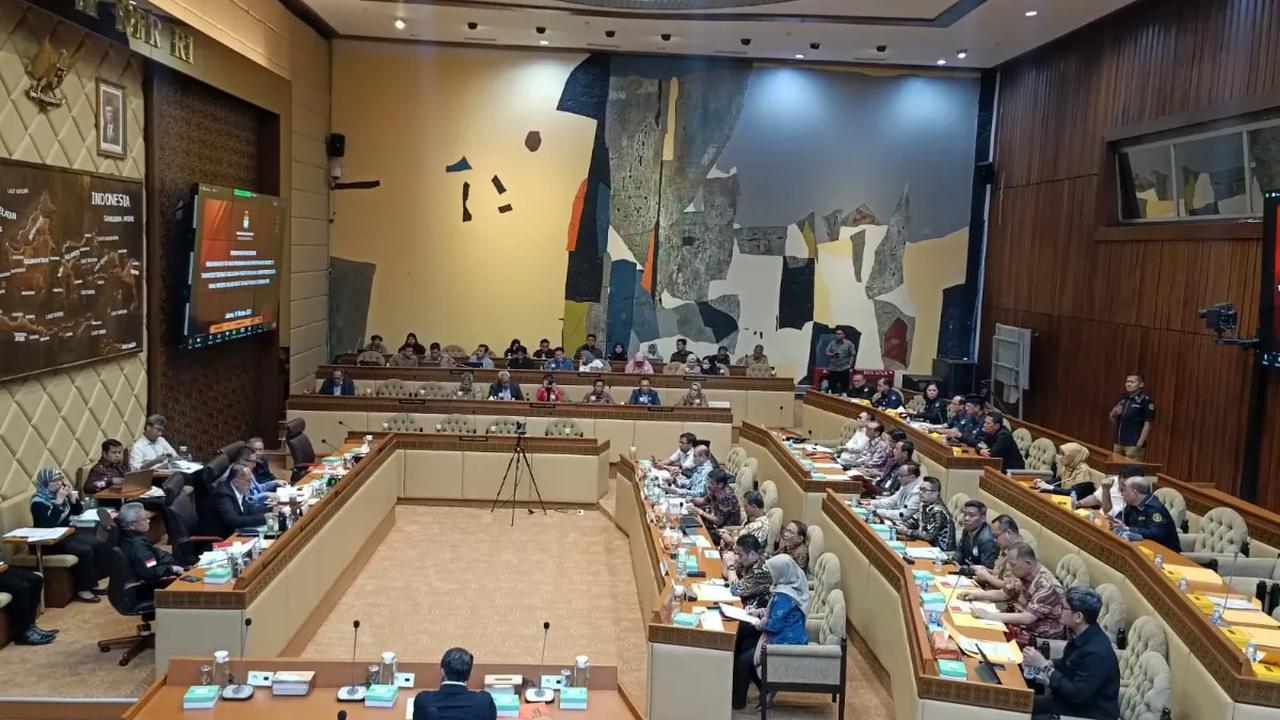 Wakil Ketua Komisi II DPR Junimart Girsang mempertanyakan maksud KPU membuat surat edaran kepada para ketum parpol terkait putusan MK soal batas minimal usia capres dan cawapres.