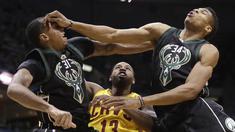Pemain Milwaukee Bucks, Giannis Antetokounmpo (kanan) berbenturan dengan rekannya John Henson saat gagal menghadang tembakan pemain Cleveland Cavaliers,Tristan Thompson (tengah) pada laga NBA di BMO Harris Bradley Center (AP/Morry Gash)