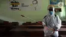 Petugas Palang Merah Indonesia (PMI) menyemprotkan cairan disinfektan di SMA 70 Jakarta, Kamis (27/1/2022). Pemprov DKI Jakarta mencatat ada 90 sekolah ditutup sementara akibat ditemukannya kasus COVID-19 varian Omicron yang tersebar di lima kota administrasi DKI Jakarta. (merdeka.com/Imam Buhori)