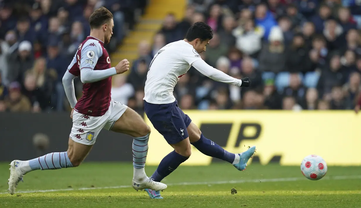 Hattrick kelima Son Heung-min baru saja terjadi di pekan ke-32 Premier League 2021/2022, 9 April 2022. Tiga golnya ke gawang tuan rumah Aston Villa di menit ke-3, 66 dan 71 membawa Tottenham menang 4-0 dan mengatrol posisi Spurs ke peringkat ke-4 klasemen sementara. (PA via AP/Barrington Coombs)