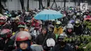 <p>Pemudik bersepeda motor antre untuk memasuki Pelabuhan Merak di Banten, Sabtu (30/4/2022). Pelabuhan Merak dipadati puluhan ribu pemudik berkendaraan roda yang akan menyebrang ke pulau Sumatra. (Liputan6.com/Angga Yuniar)</p>