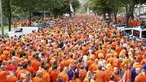 Suporter Timnas Belanda memadati ruas jalan di Hamburg jelang laga Grup D Euro 2024 melawan Polandia di Volksparkstadion, Minggu (16/06/2024). (Bodo Marks/dpa via AP)