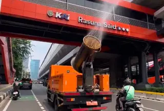 4.000 Liter Air Disemprotkan di Rasuna Said-Mampang (Antara)