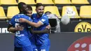 Pemain Hoffenheim merayakan gol yang dicetak oleh Andrej Kramaric ke gawang Borussia Dortmund pada laga Bundesliga di Stadion Signal-Iduna-Park, Sabtu (27/6/2020). Dortmund takluk 4-0 dari Hoffenheim. (AP/Bernd Thissen)