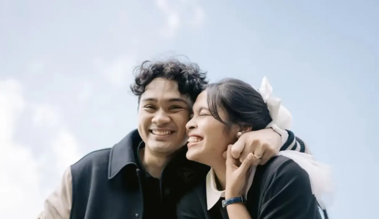 Mikha Angelo dan Gregoria Mariska lakoni sesi foto prewedding. Chemistry keduanya begitu memikat. [Foto: Instagram/ Gregoria Mariska]