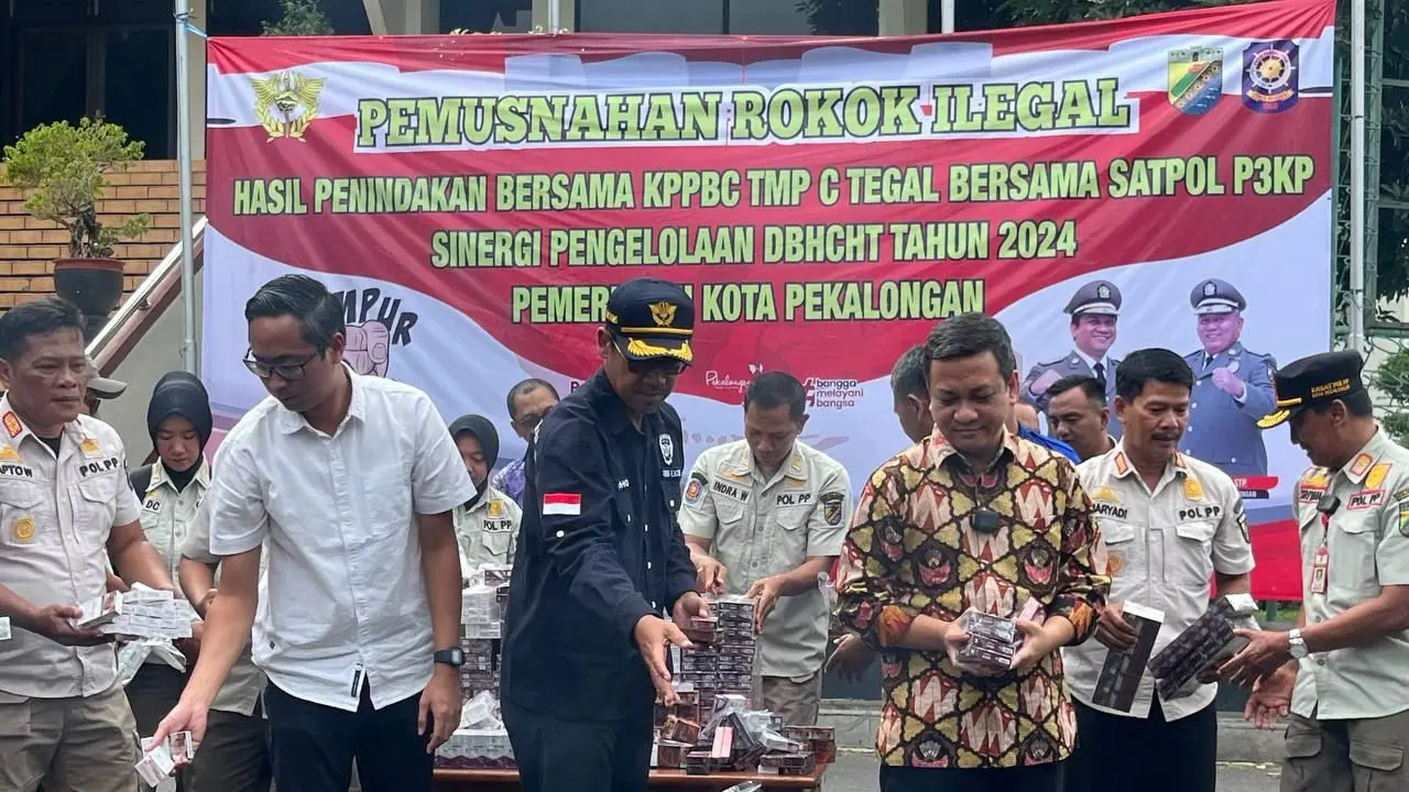 Bea Cukai Tegal bersama Satuan Polisi Pamong Praja, Pemadam Kebakaran, dan Penyelamatan (Satpol P3KP) Kota Pekalongan menggelar pemusnahan rokok ilegal