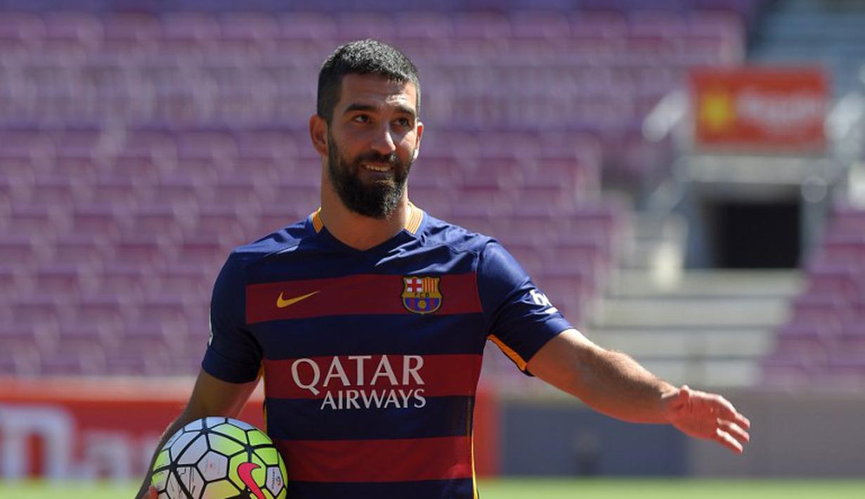 Arda Turan, pemain asal Turki yang direkrut Barcelona dari Atletico Madrid sebesar 41 juta euro diperkenalkan secara resmi kepada publik dalam suatu acara di Camp Nou, Barcelona. Jumat (10/7/2015). (AFP/Lluis Gene)