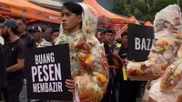 Fashion show di bazar Ramadan untuk peringatkan tidak buang-buang makanan. (dok. tangkapan layar video TikTok @anistaqwa/https://www.tiktok.com/@anistaqwa/video/7480499620691381512)